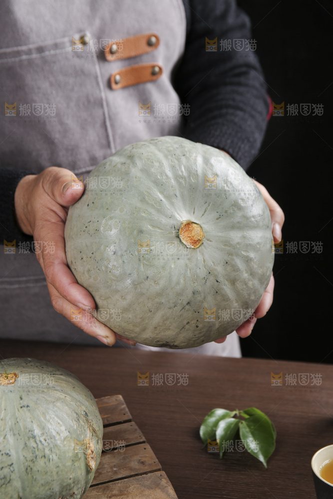 深底上的银栗南瓜