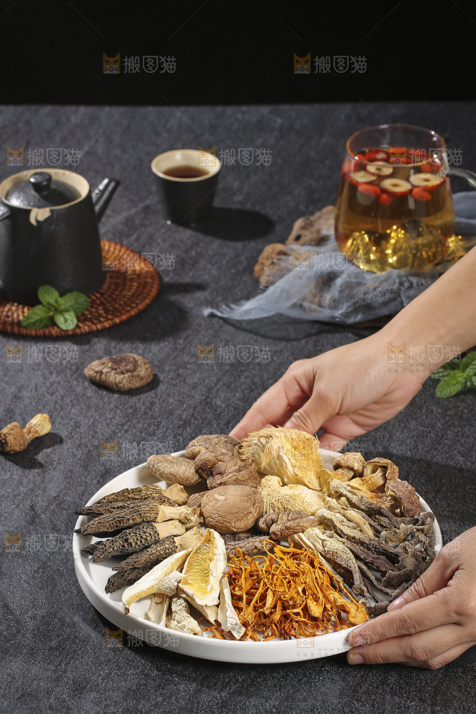 木底上的菌菇汤