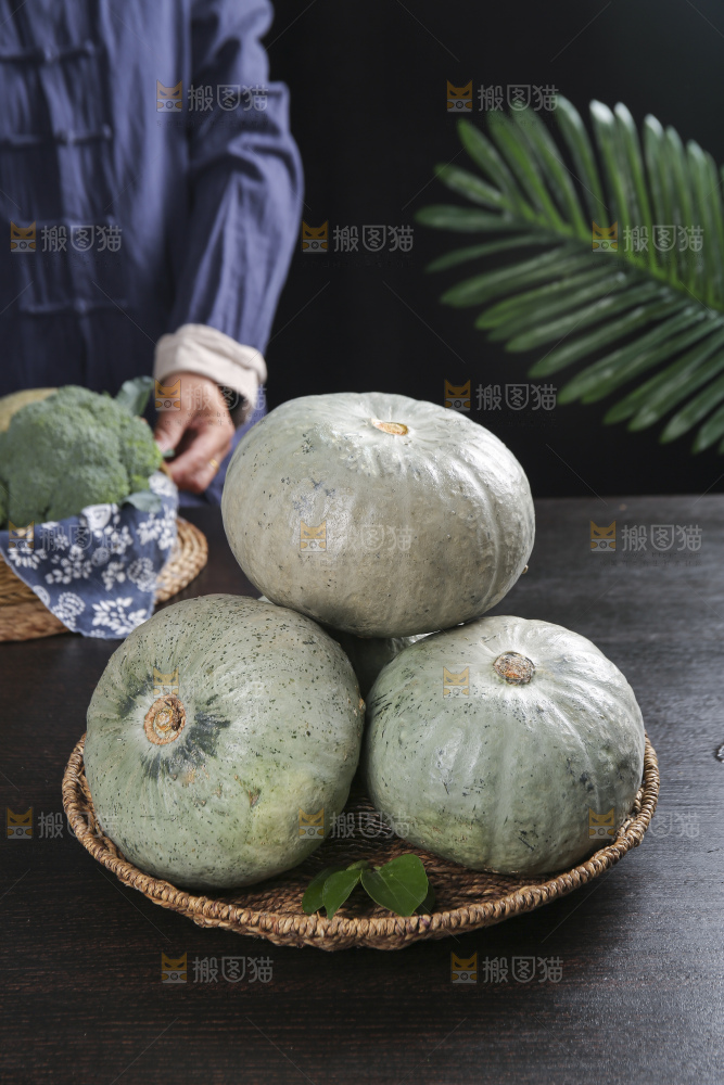 深底上的银栗南瓜