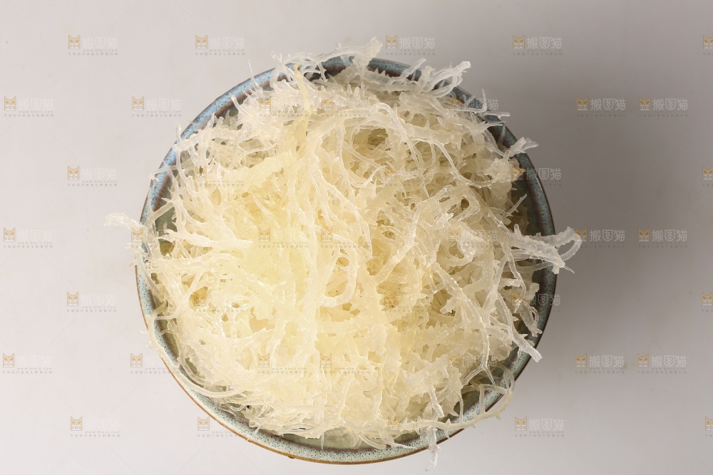 白底上的龙须菜