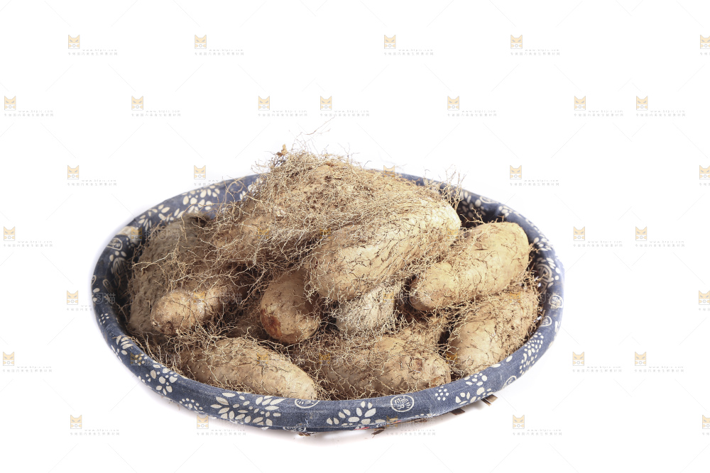 白底上的新鲜毛薯