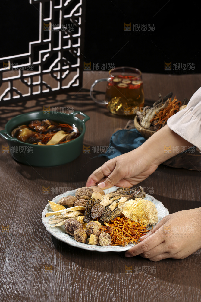 木底上的菌菇汤