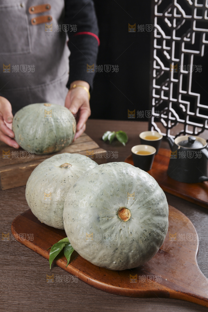 深底上的银栗南瓜
