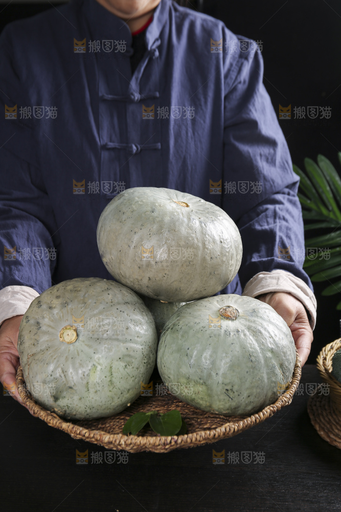 深底上的银栗南瓜