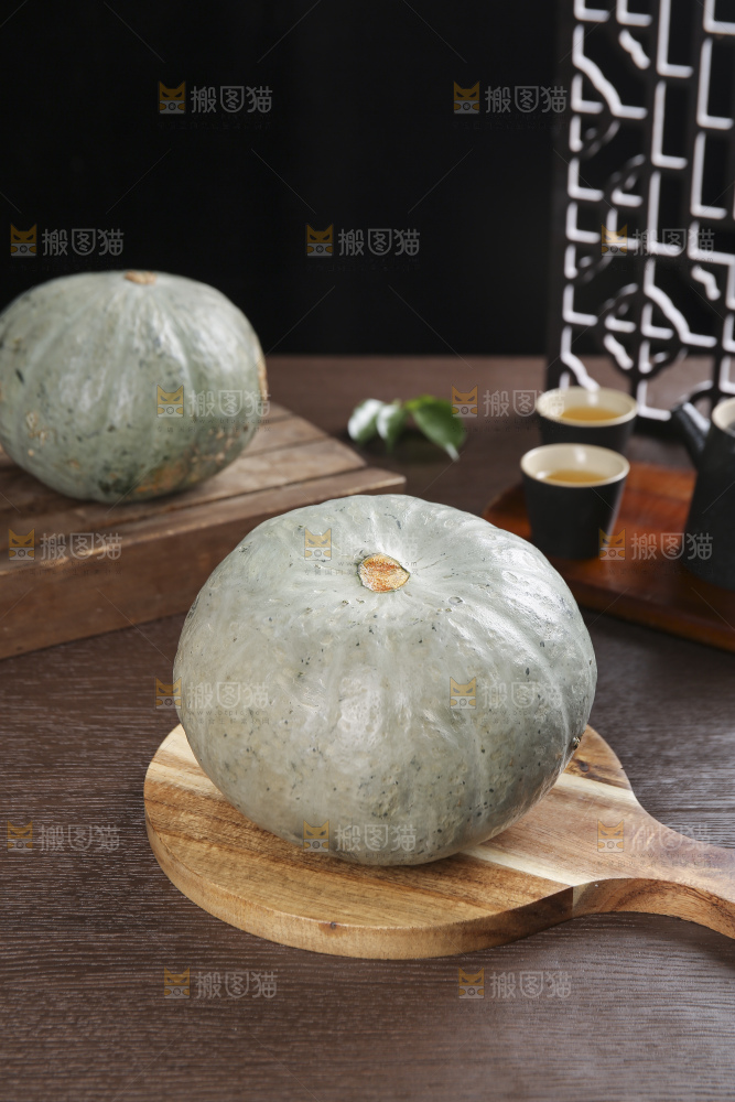 深底上的银栗南瓜
