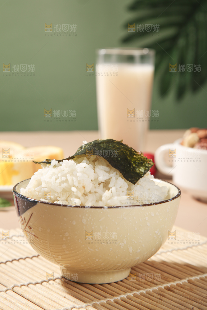 浅底上的海苔包饭