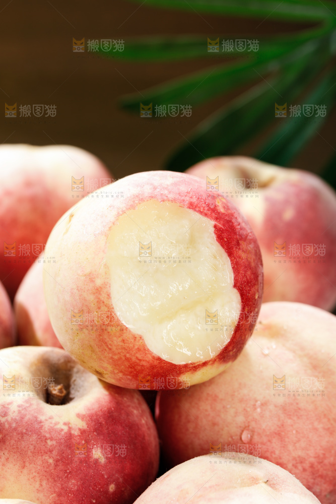 深底上的金秋红蜜桃
