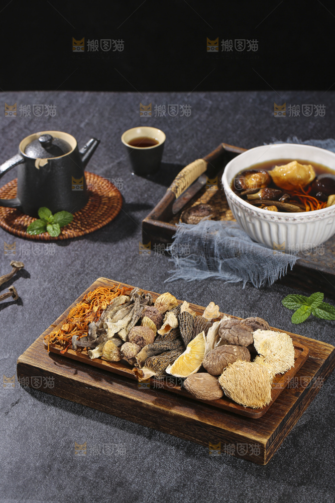 木底上的菌菇汤