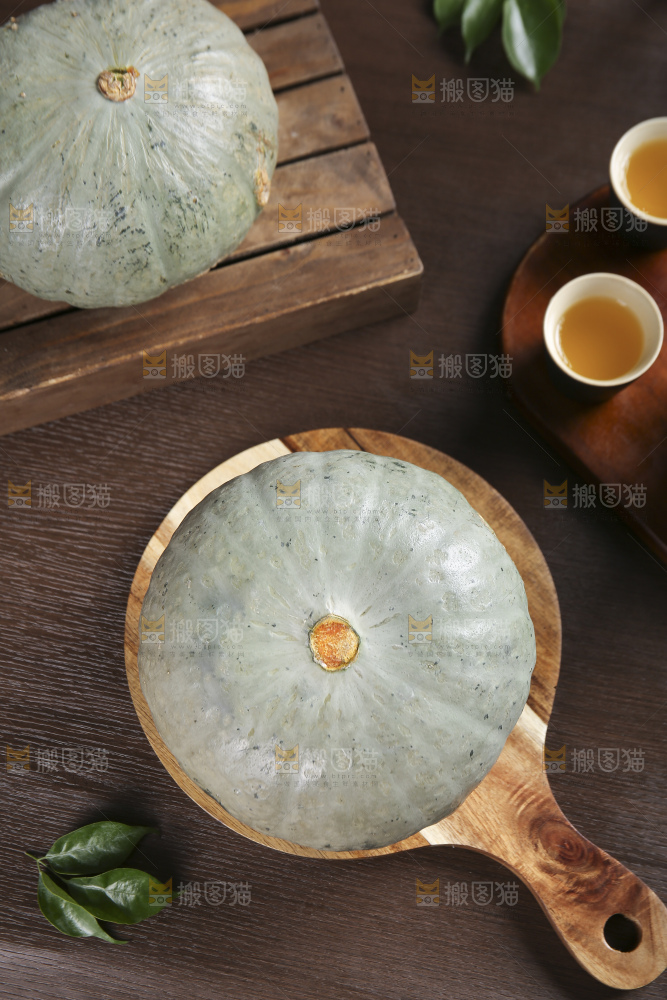 深底上的银栗南瓜