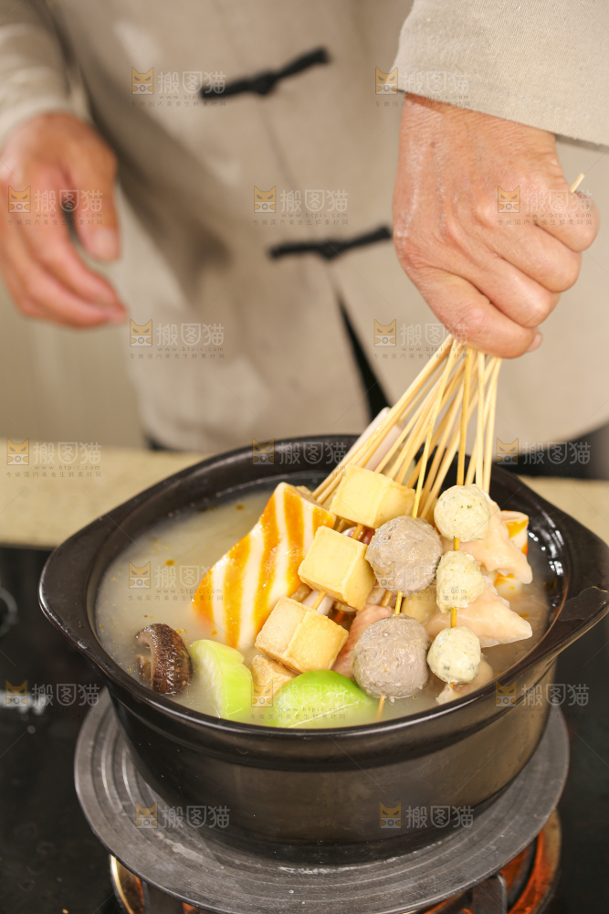 砂锅里煮着肉丸