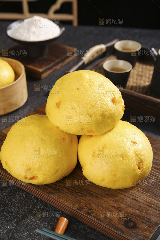 深底上的南瓜馒头
