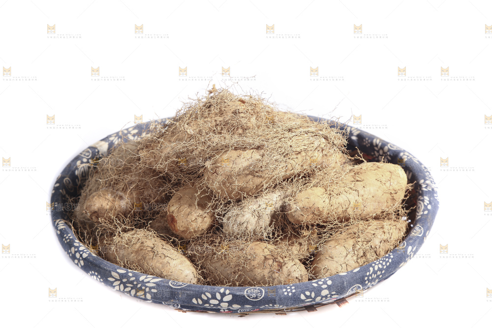 白底上的新鲜毛薯