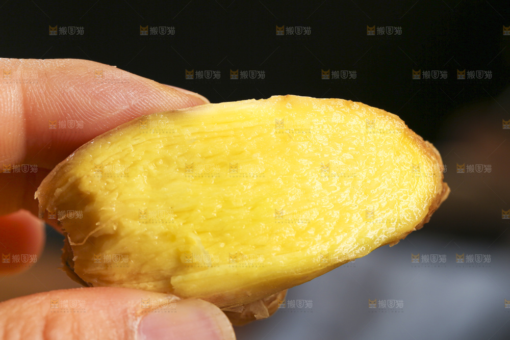 深底上的新鲜生姜