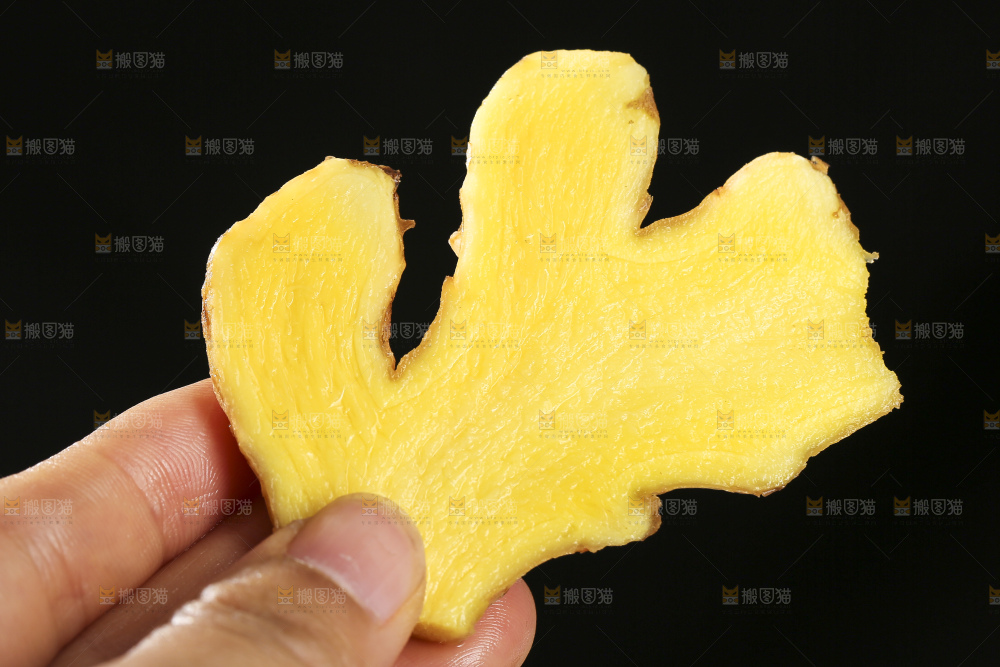 深底上的新鲜生姜