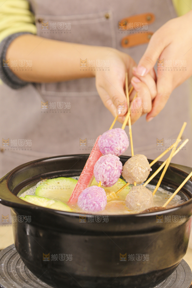 砂锅里煮着肉丸