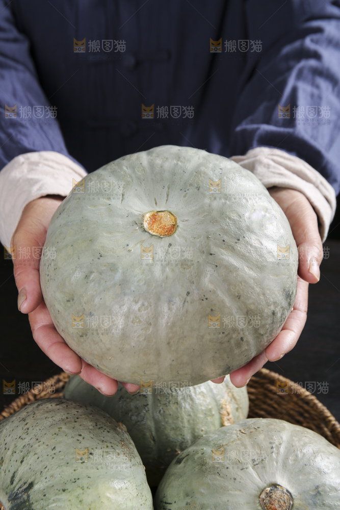 深底上的银栗南瓜