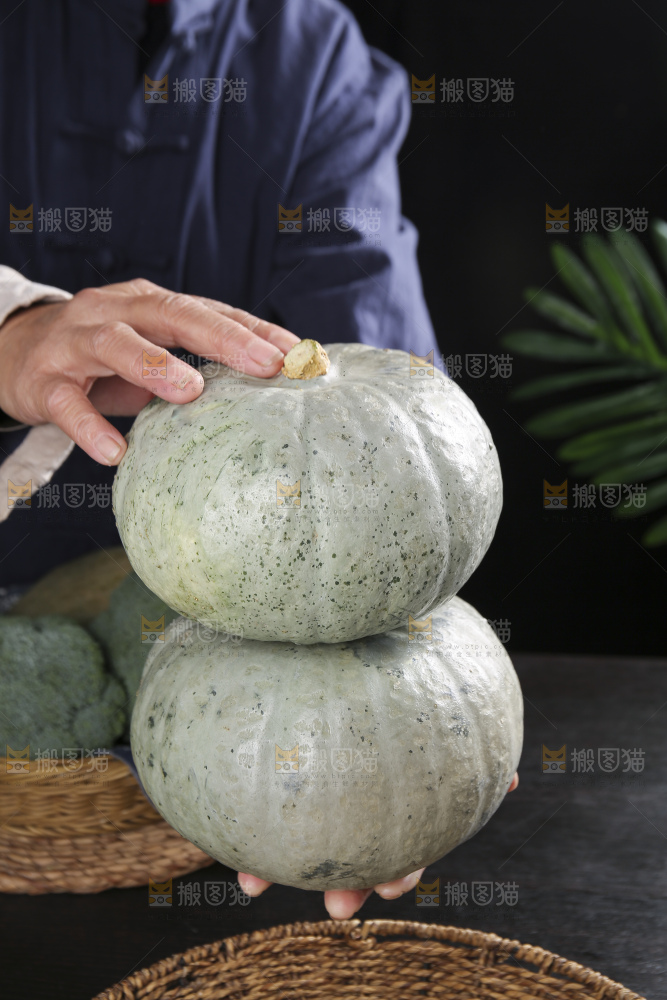 深底上的银栗南瓜