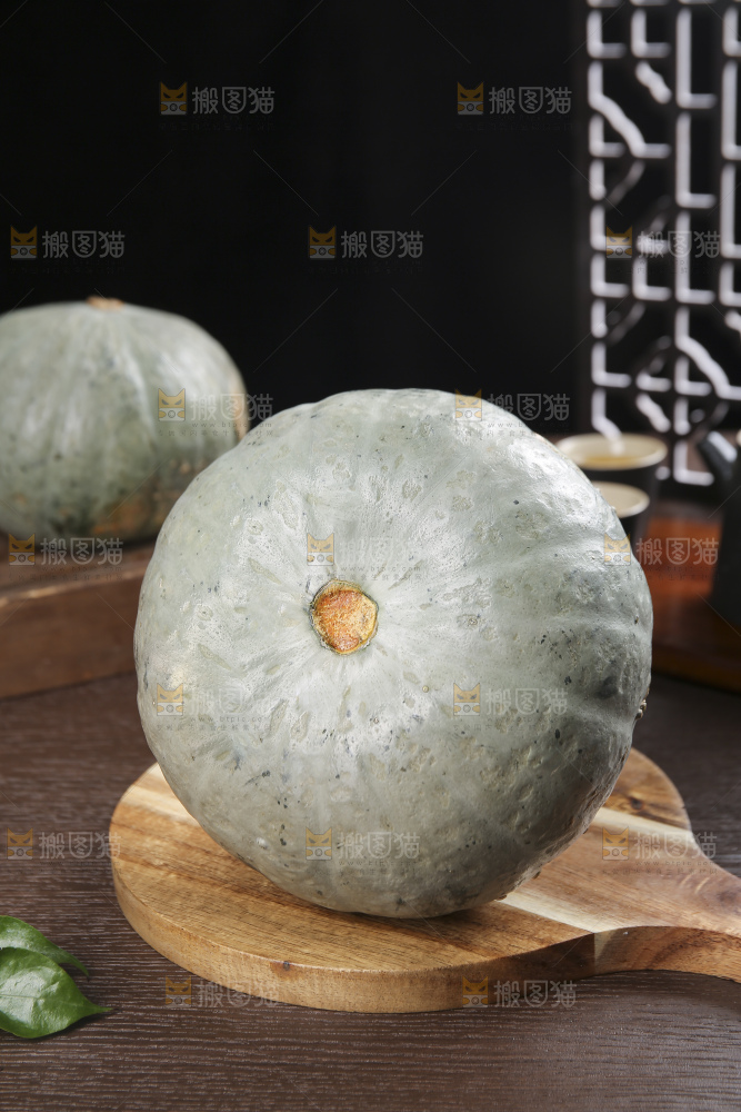 深底上的银栗南瓜