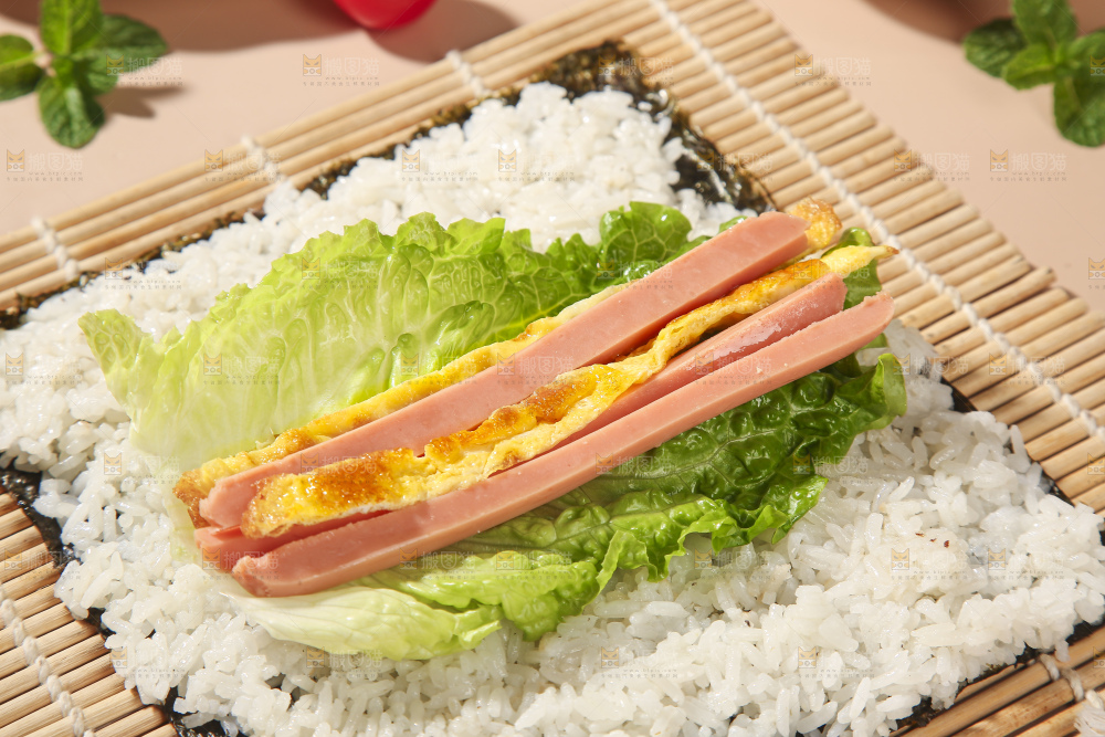 浅底上的海苔包饭