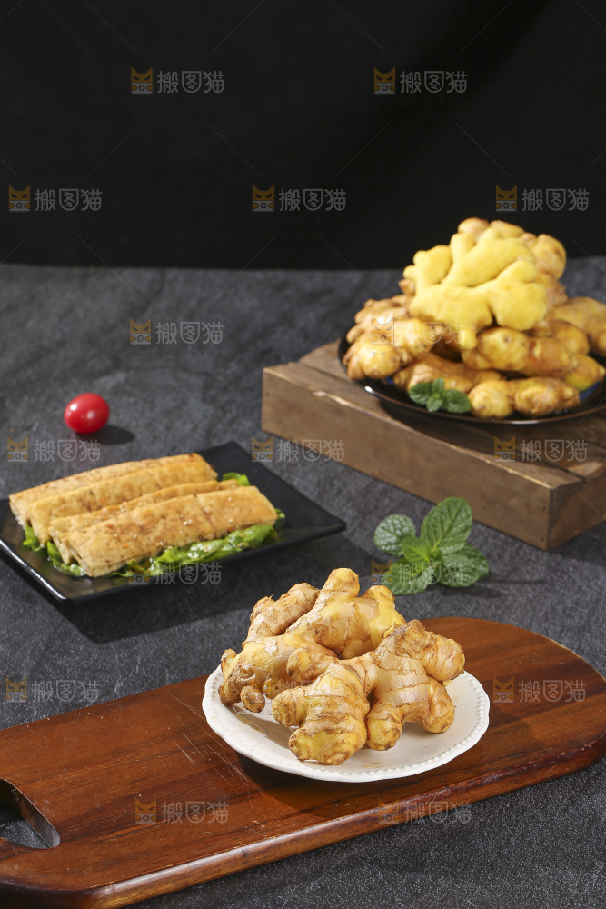 深底上的新鲜生姜