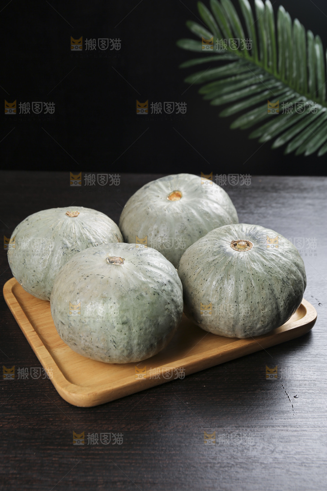 深底上的银栗南瓜