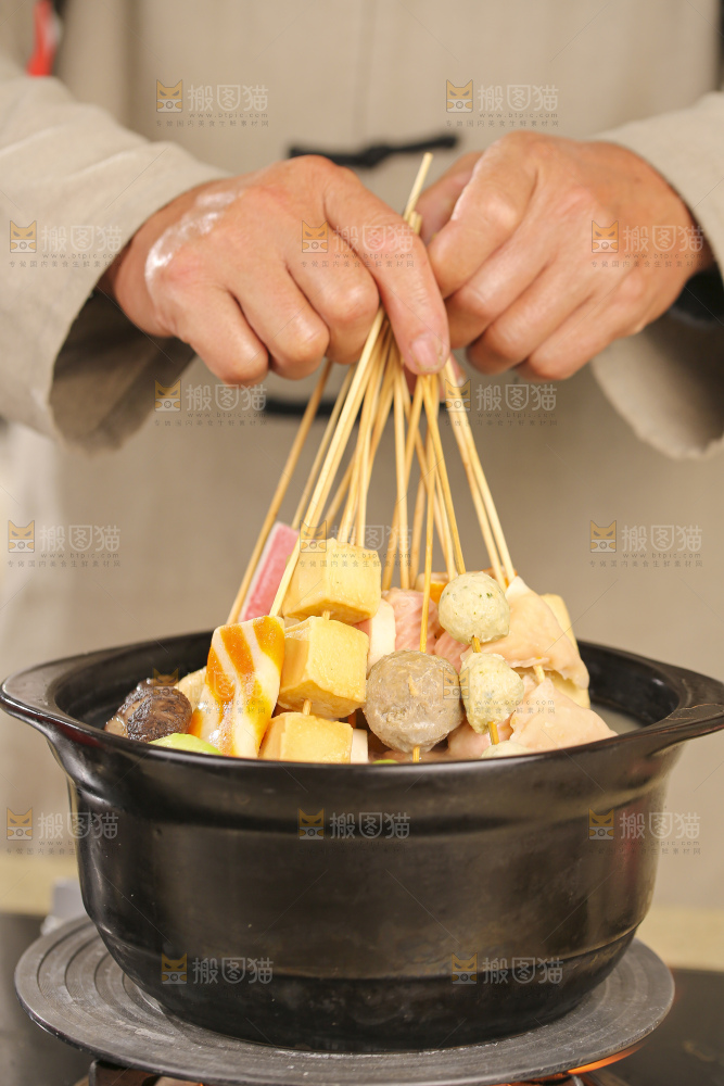 砂锅里煮着肉丸