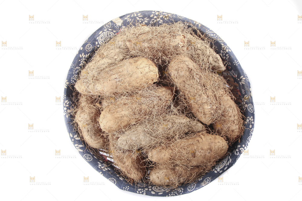 白底上的新鲜毛薯