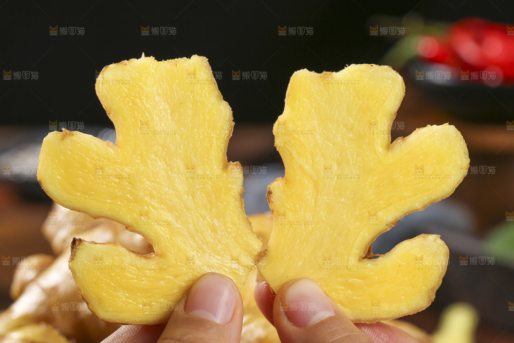 深底上的新鲜生姜