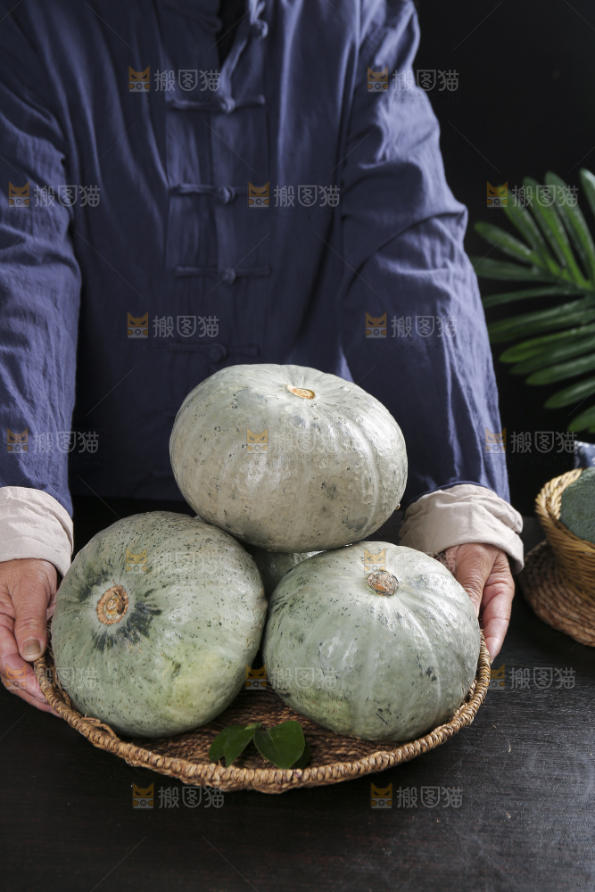 深底上的银栗南瓜