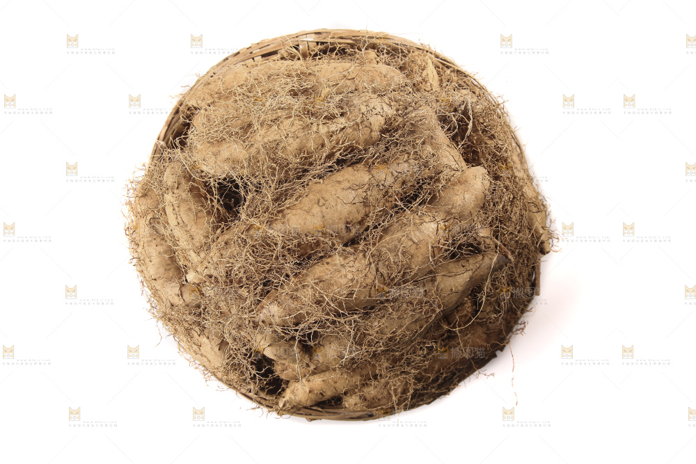 白底上的新鲜毛薯