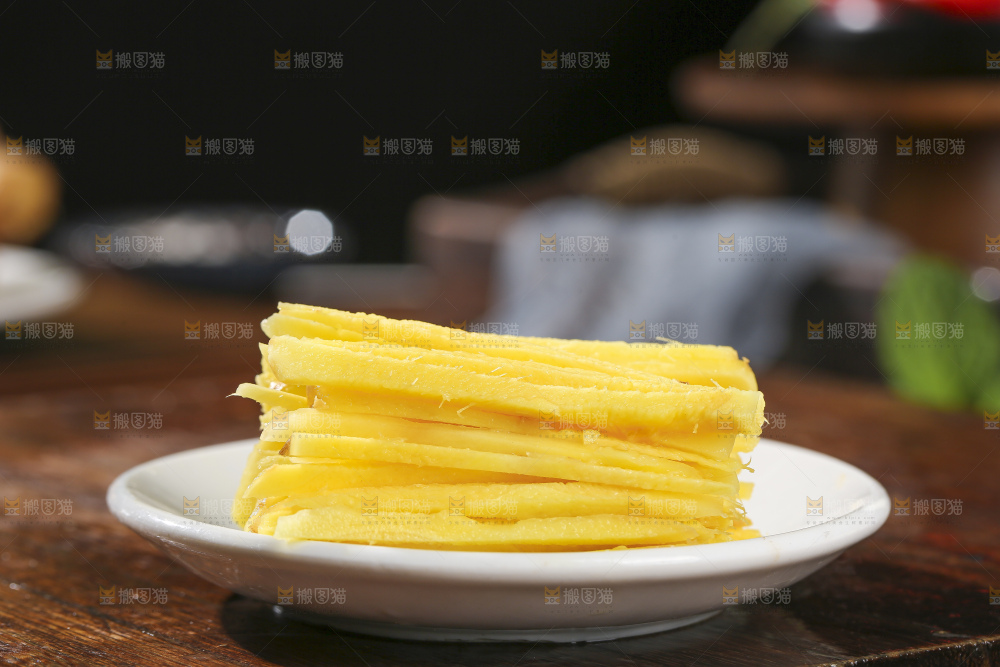 深底上的新鲜生姜