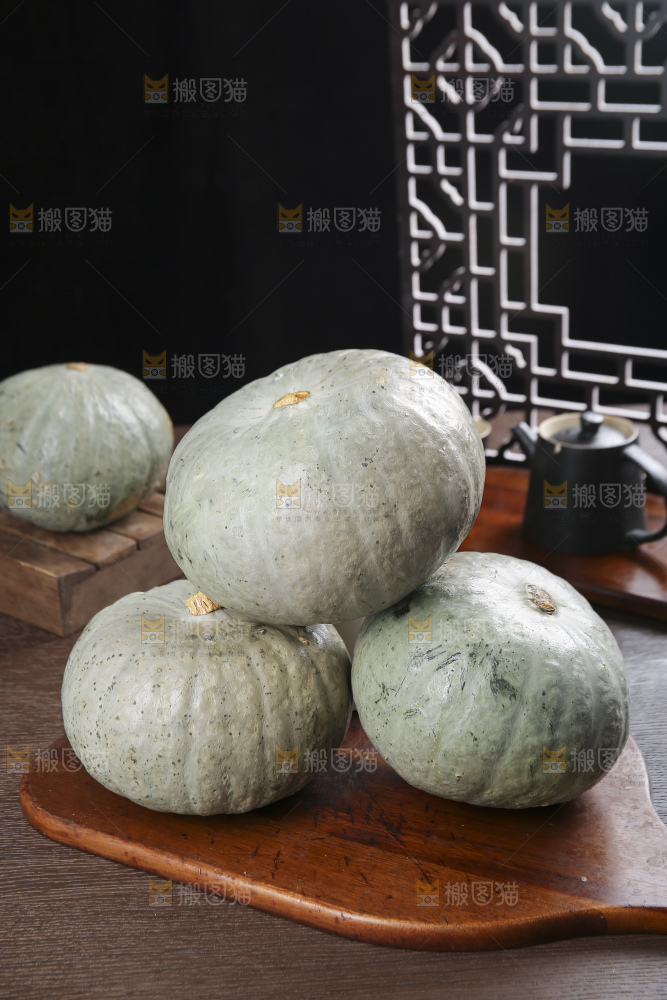 深底上的银栗南瓜