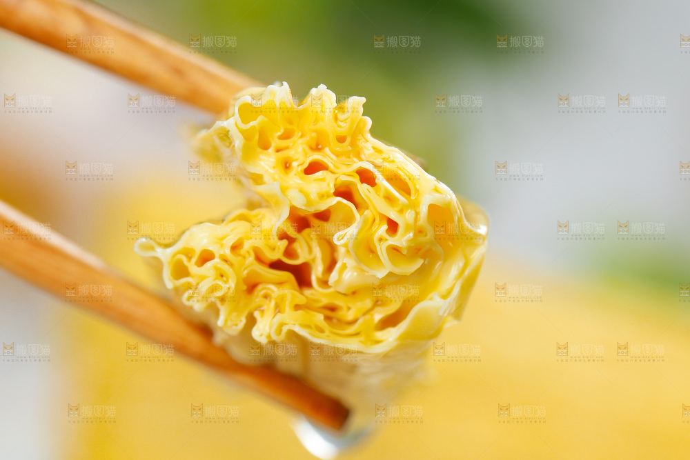 筷子夹着豆皮