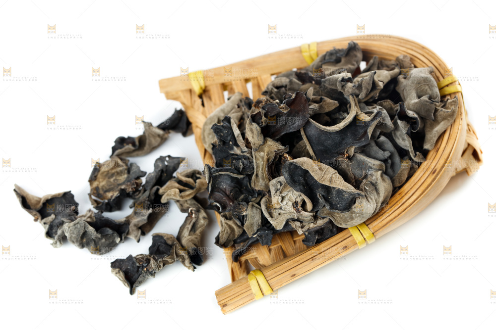 白底上摆放着黑木耳