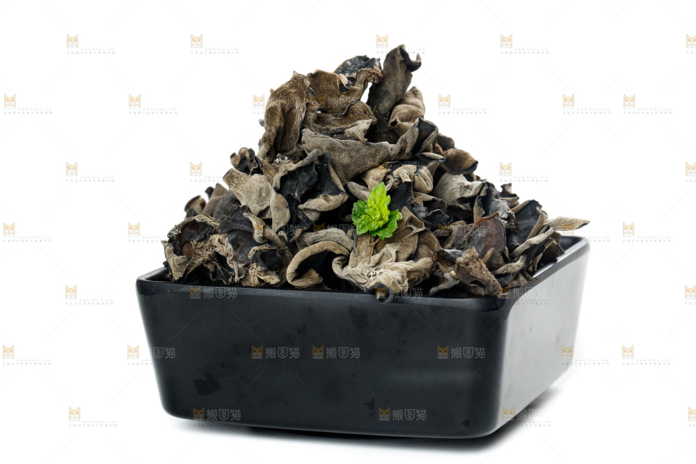 白底上摆放着黑木耳