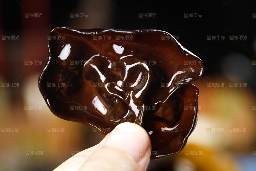 手里拿着黑木耳