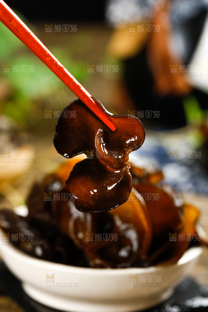 筷子夹着小木耳