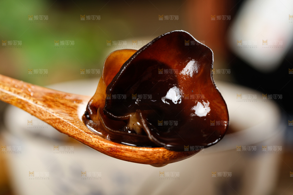 木底上摆放着小木耳