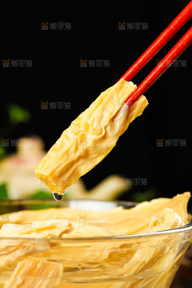 木底上摆放着腐竹