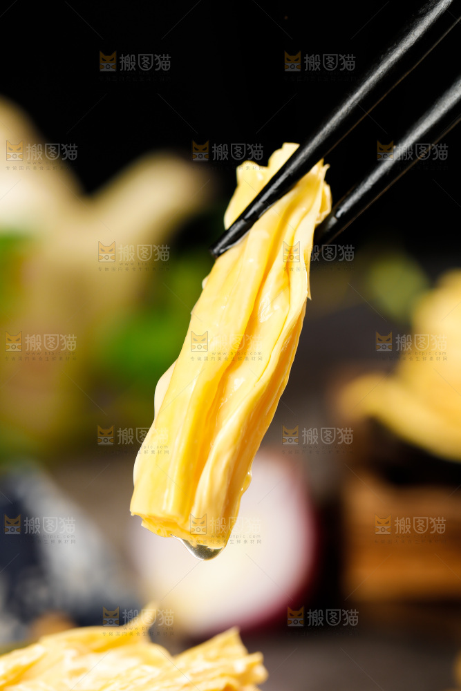 木底上摆放着豆皮