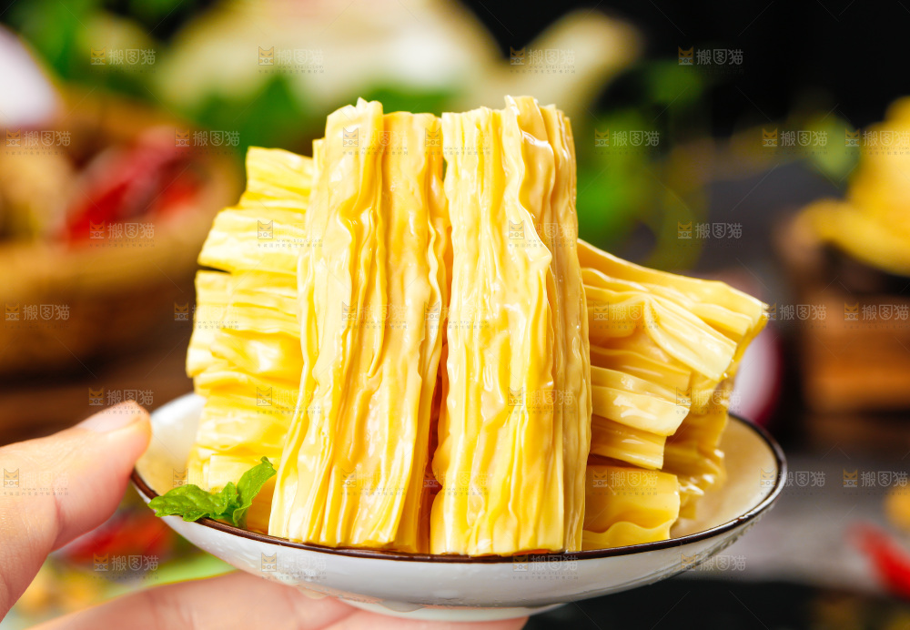 碟子里装着腐竹段