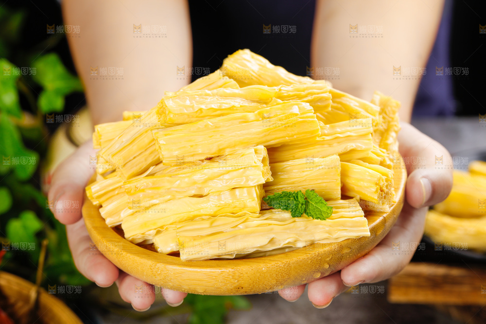 碟子里装着腐竹段