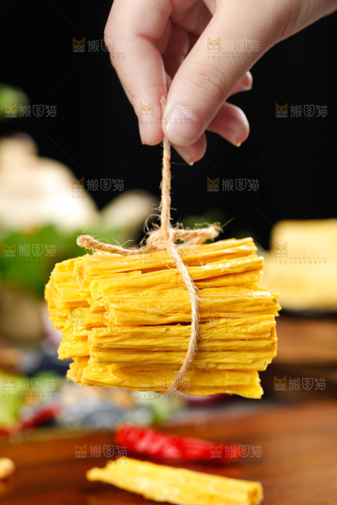 木底上摆放着豆皮