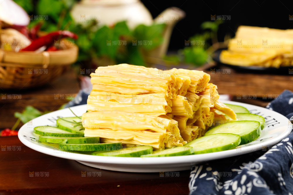 碟子里装着黄豆皮