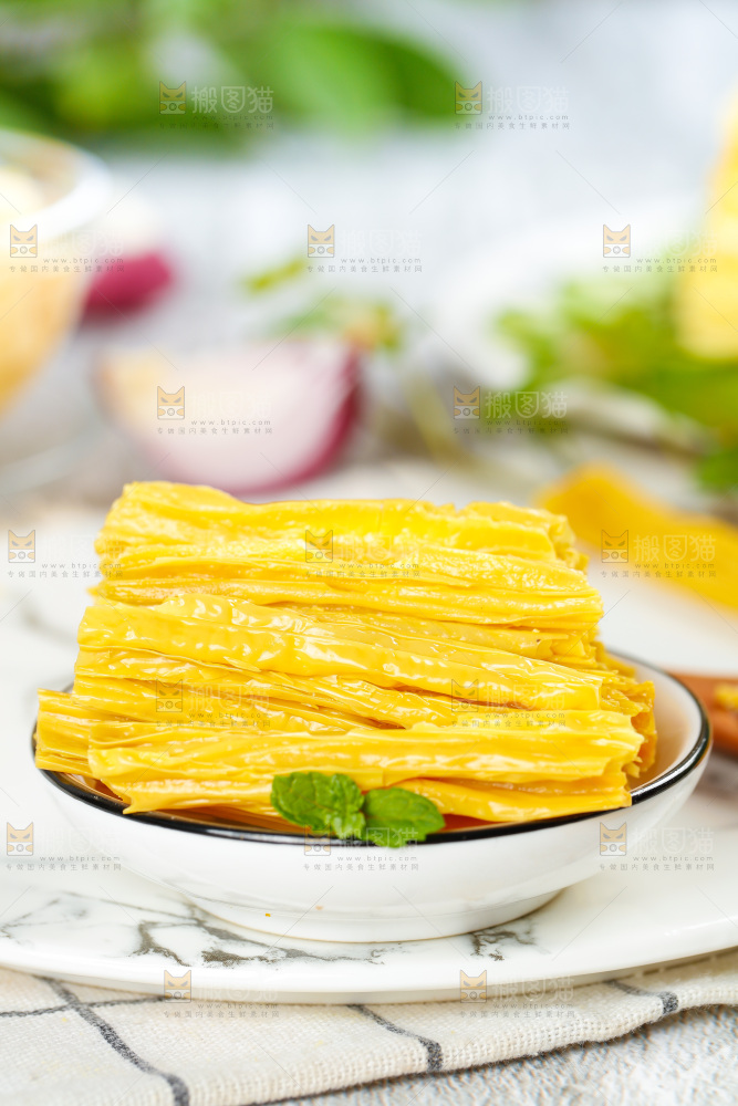 格子底上放着腐竹