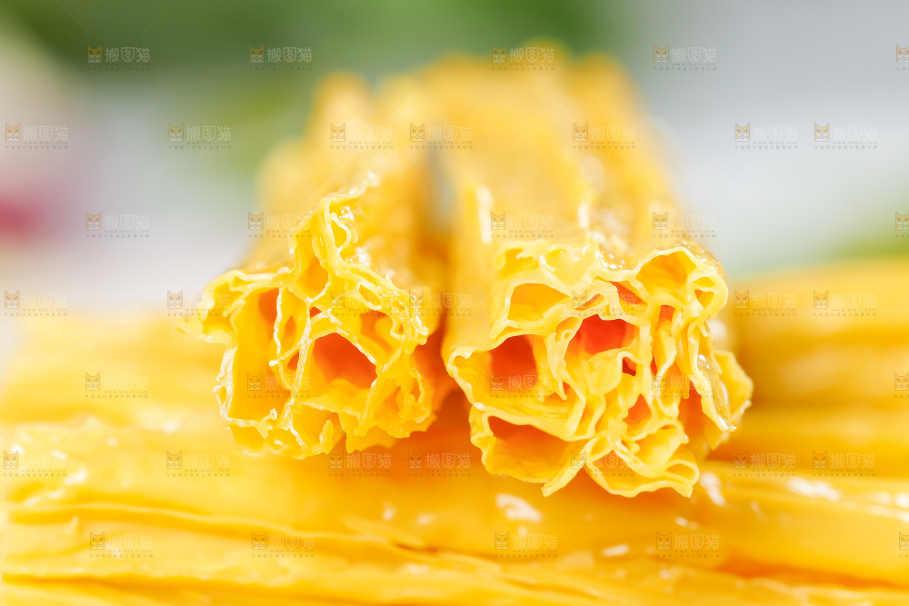 格子底上放着腐竹