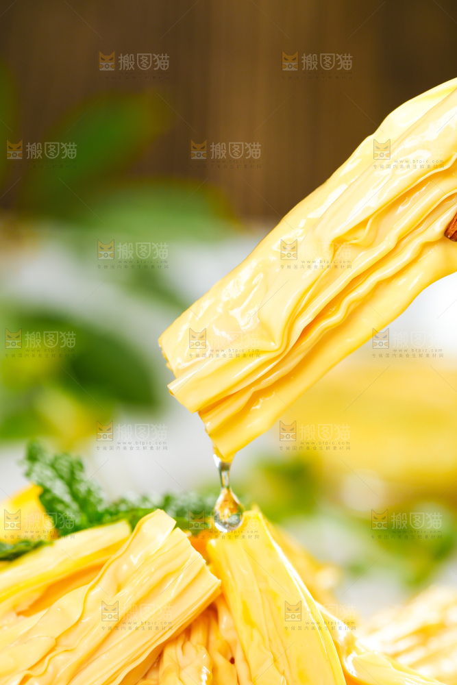 格子底上放着腐竹