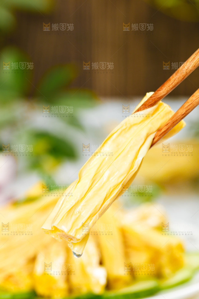 格子底上放着腐竹