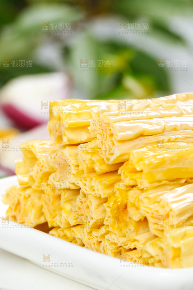 格子底上放着腐竹