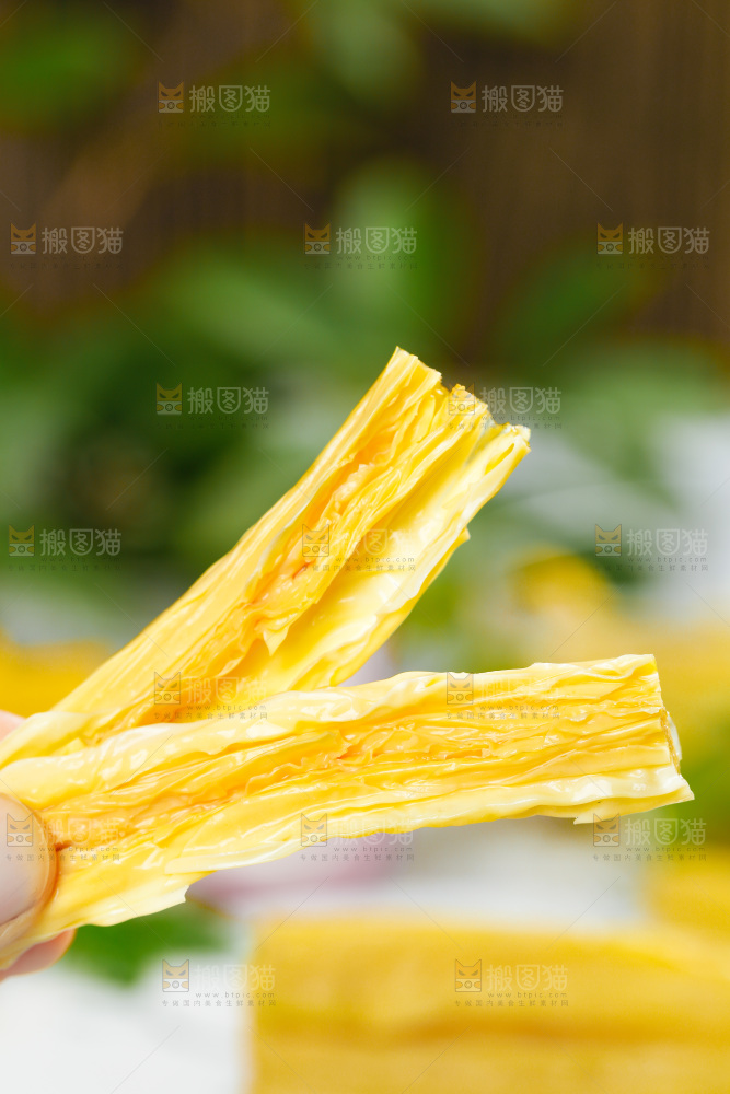 浅底上的放着腐竹